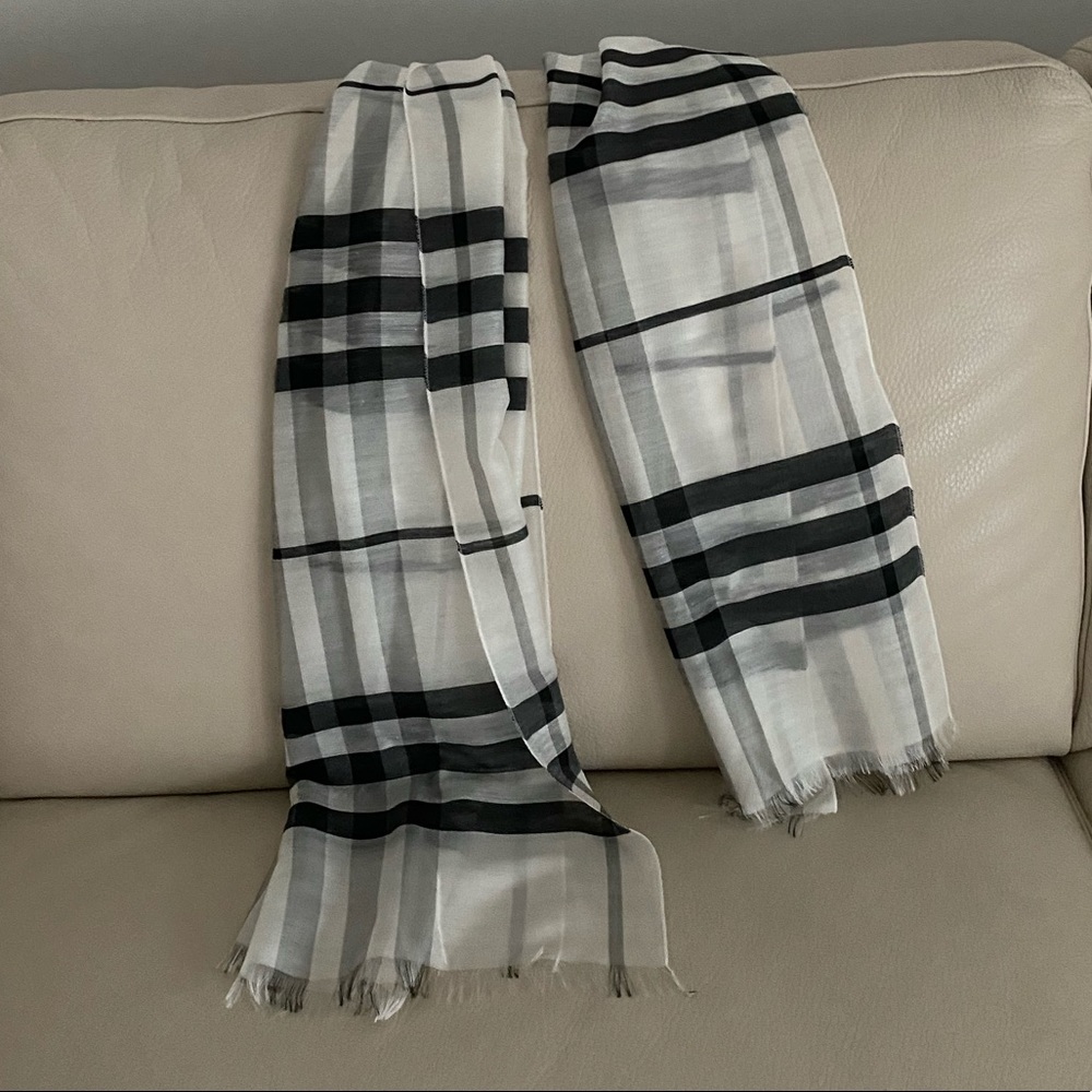 black & white derailed scarf - Picture 7 of 8